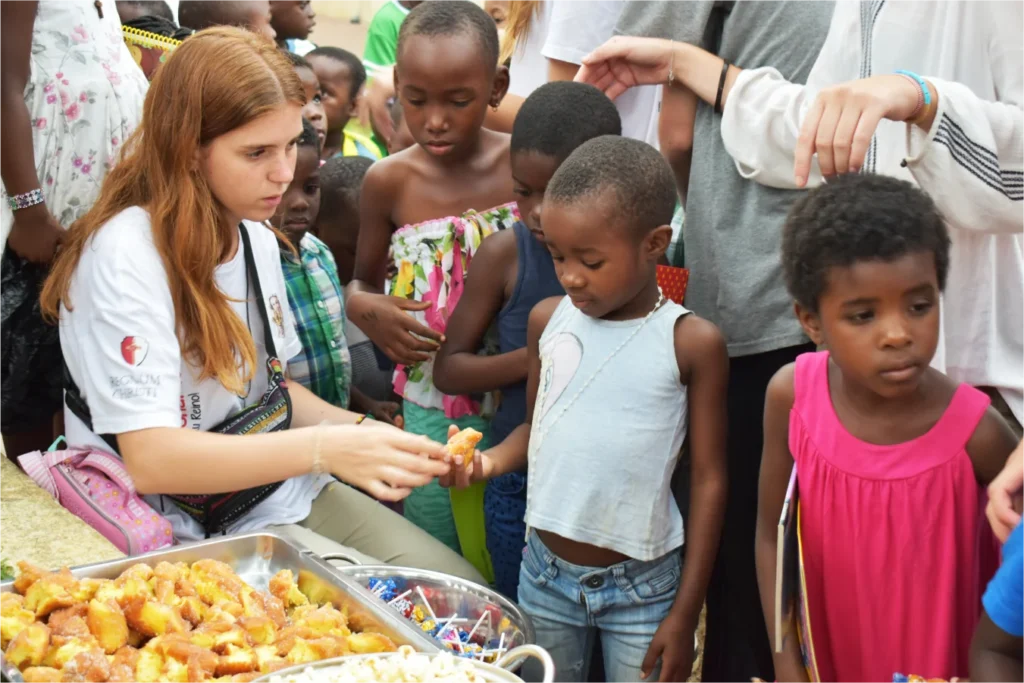 Niños comiendo alimentos africa voluntariado guinea ecuatorial