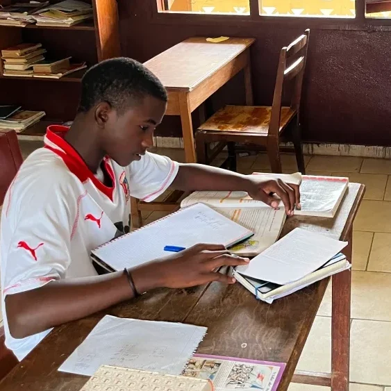 Colegio africa niños estudiando guinea ecuatorial voluntariado