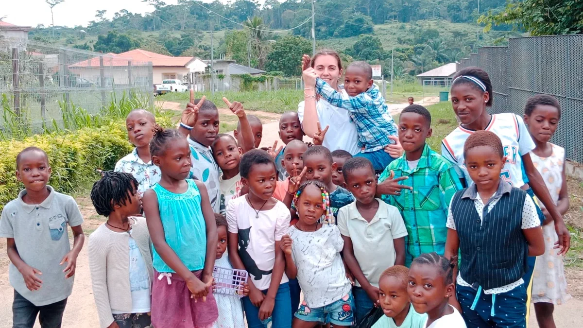 Grupo de niños y niñas áfrica voluntariado yotam guinea ecuatorial